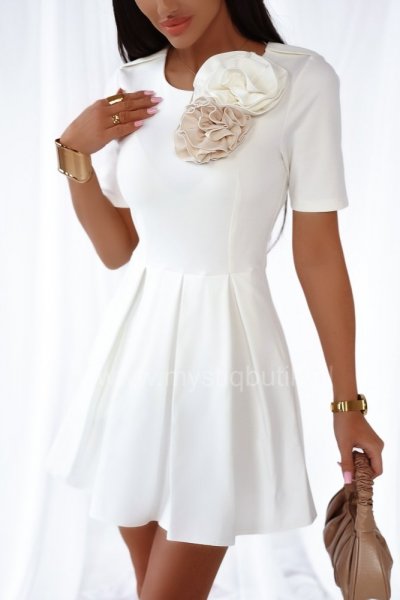 Sukienka rozkloszowana z odpinanymi różami - biała